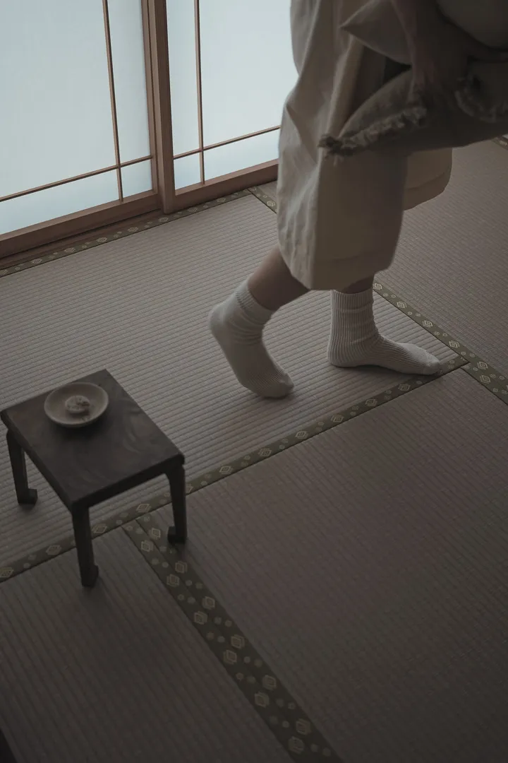 茶托のそばを歩く足元
