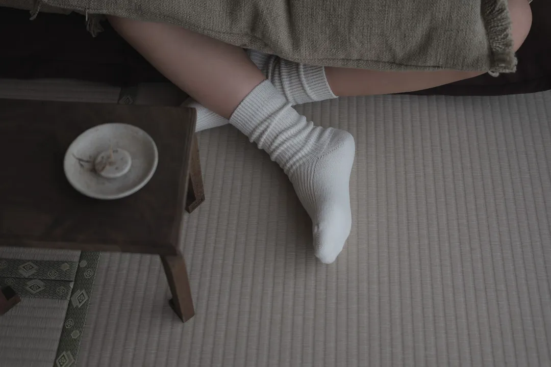 座卓の下でくつろぐ足