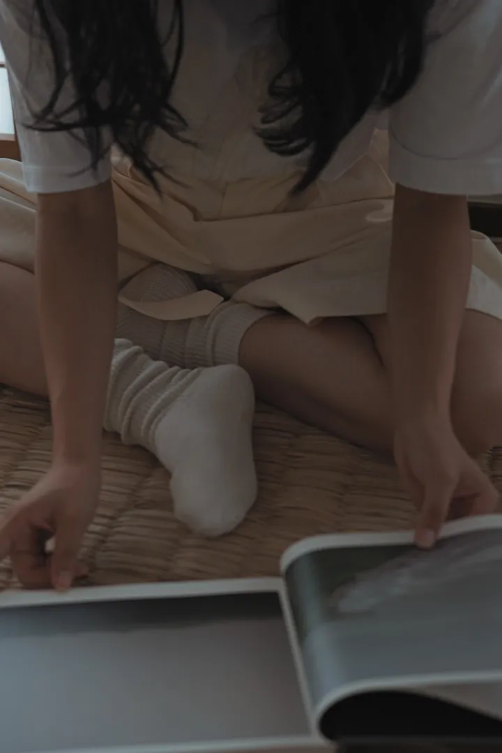 雑誌をめくる手元と足