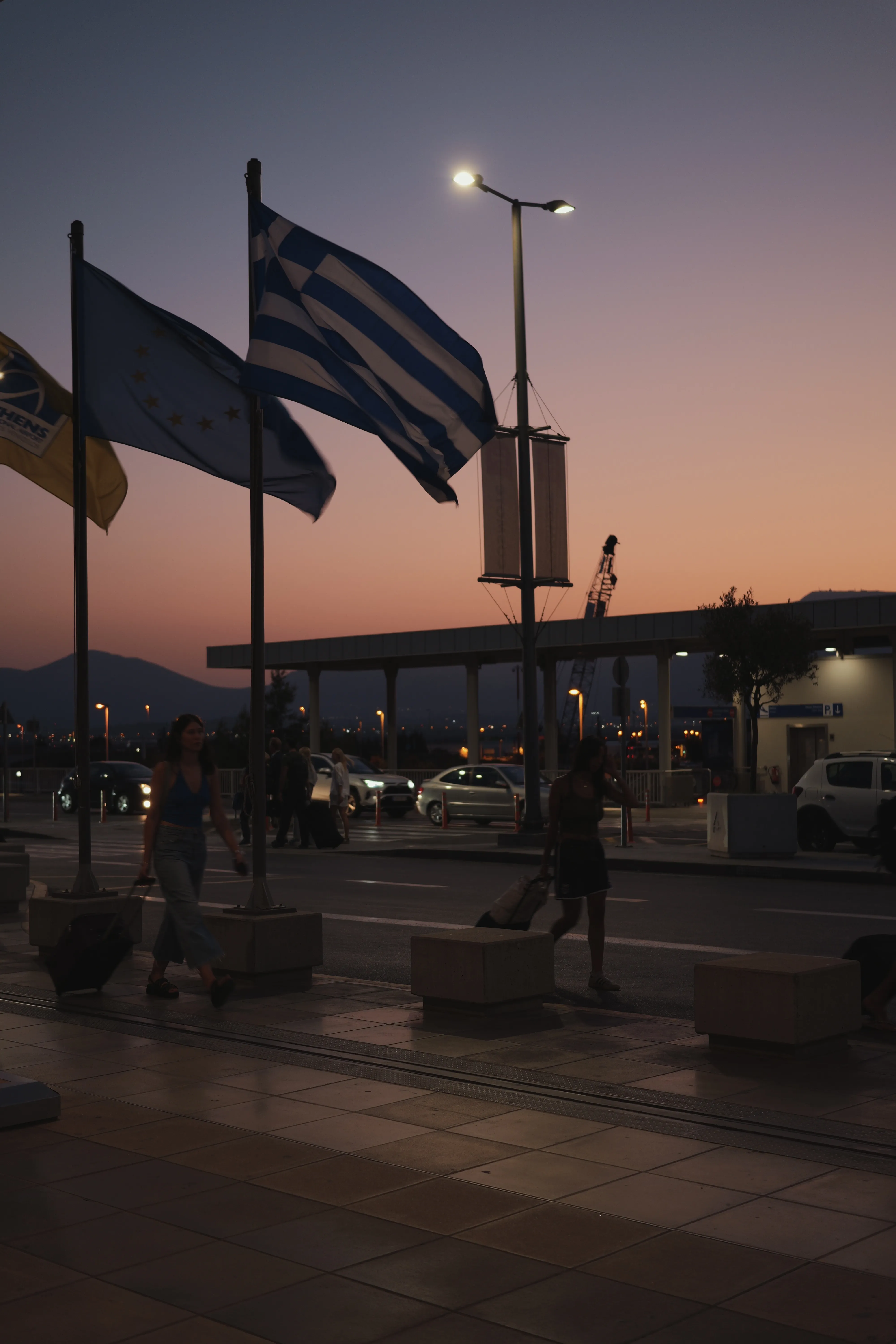 夕暮れのギリシャ国旗